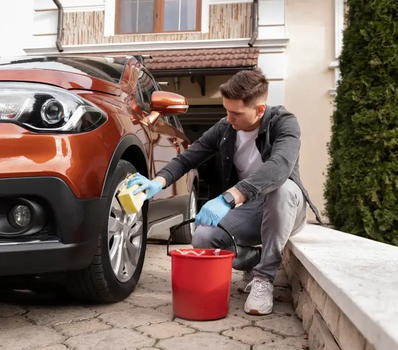 Lavage auto à domicile Origny-en-Thiérache : professionnel intervenant sur un véhicule